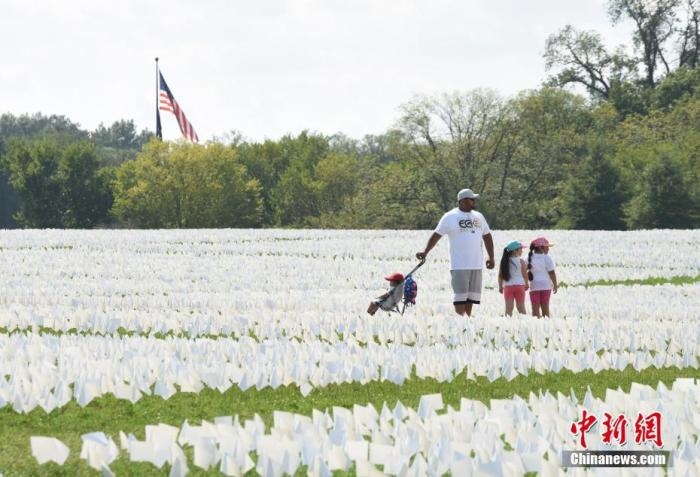 當(dāng)?shù)貢r(shí)間2021年9月18日，美國(guó)首都華盛頓國(guó)家廣場(chǎng)上插著數(shù)十萬白色旗幟，悼念新冠逝者。這個(gè)名為“在美國(guó)：銘記”藝術(shù)裝置由美國(guó)藝術(shù)家弗斯滕伯格(Suzanne Firstenberg)策劃，她計(jì)劃在兩周內(nèi)與公眾一起在華盛頓國(guó)家廣場(chǎng)插上與美國(guó)新冠死亡病例數(shù)對(duì)應(yīng)的白旗，以示悼念。 <a target='_blank' href='/'>中新社</a>記者 陳孟統(tǒng) 攝