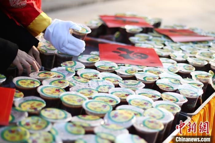 資料圖：工作人員將定制的臘八粥擺放整齊?！°蟛?攝