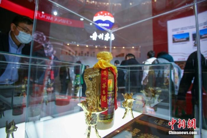 10月19日，天津，參觀者在中國茅臺展位參觀展示的白酒。當(dāng)天，第105屆全國糖酒商品交易會在國家會展中心(天津)啟幕。本屆糖酒會展覽總面積20萬平方米，吸引了來自40多個國家和地區(qū)的3504家參展商參展，共設(shè)置了傳統(tǒng)酒類、葡萄酒及國際烈酒、食品及飲料、調(diào)味品及配料、食品機械及包裝等展區(qū)。 <a target='_blank' href='/'>中新社</a>記者 佟郁 攝