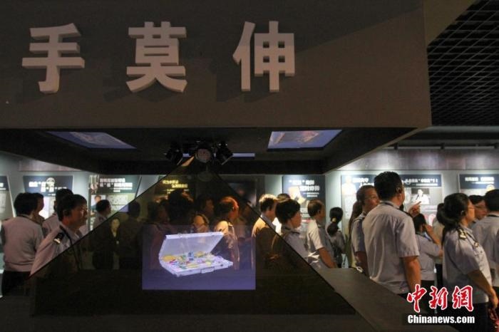 資料圖：2015年10月，海南省公安廳組織黨員干部前往反腐倡廉警示教育基地參觀受教。洪堅(jiān)鵬 攝