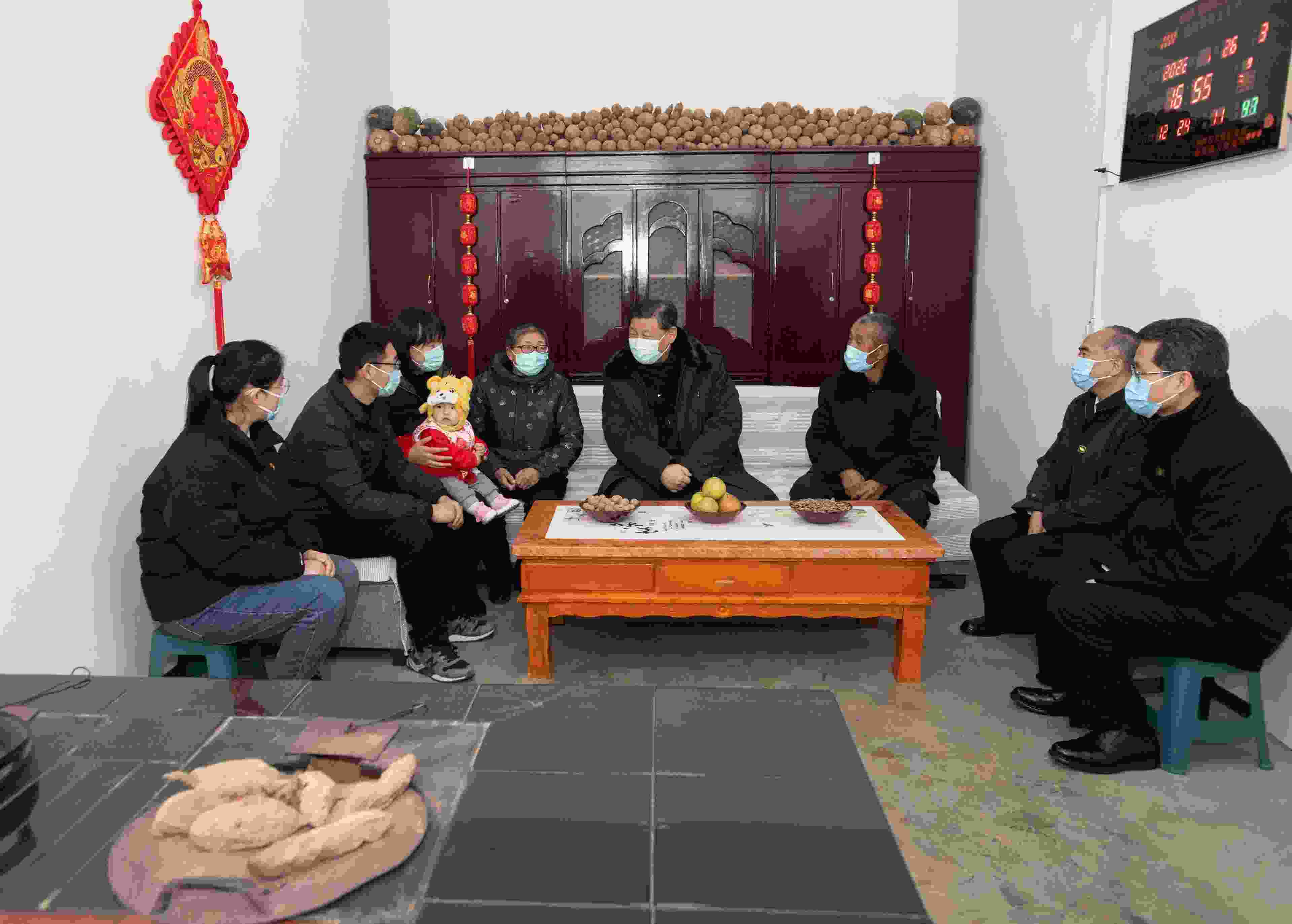 △2022年1月26日，中共中央總書記、國家主席、中央軍委主席習(xí)近平在臨汾市汾西縣僧念鎮(zhèn)段村同村民蔡文明一家親切交流。