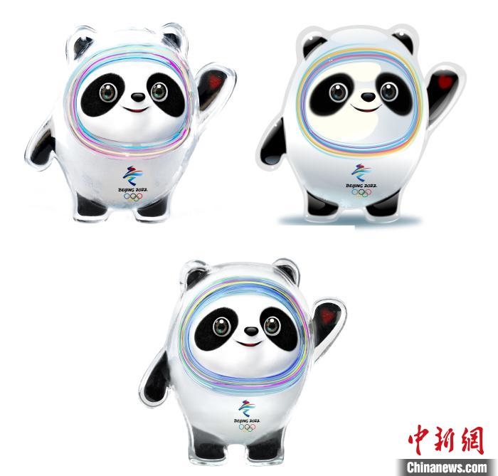 設(shè)計(jì)團(tuán)隊(duì)將“冰絲帶”的形象引入大熊貓后逐漸成型。上方兩個形象還是外八字腳，下方形象為最終定稿?！⑵皆乒﹫D