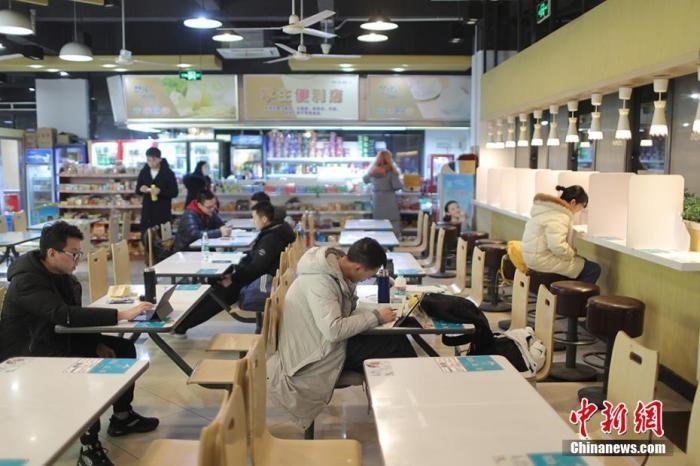 資料圖：考研學生在食堂內(nèi)復習。 泱波 攝