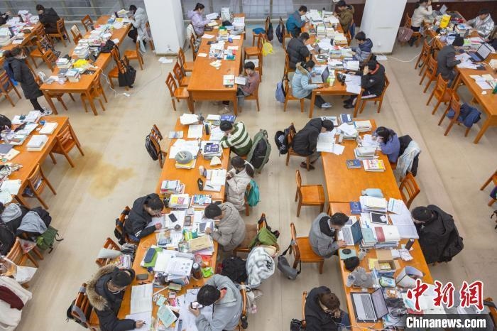 資料圖：南昌大學圖書館自習室內(nèi)，考生正在緊張復習?！⒘?攝