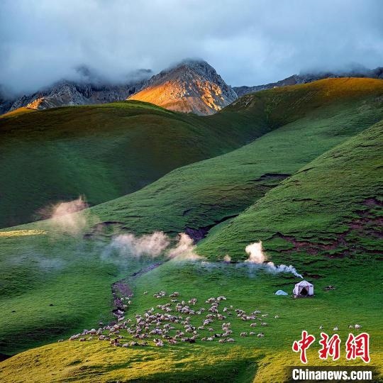 圖為作品《晨光炊煙》。　焦生福 攝