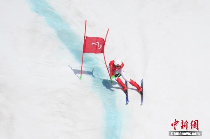 3月6日，中國選手梁景怡在比賽中。當日，北京2022年冬殘奧會殘奧高山滑雪男子超級大回轉-站姿決賽在國家高山滑雪中心舉行，中國選手梁景怡奪得冠軍。 <a target='_blank' href='/'>中新社</a>記者 劉冉陽 攝 　