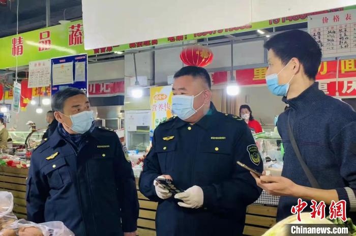 圖為執(zhí)法人員進行調(diào)查。　李婷婷　攝