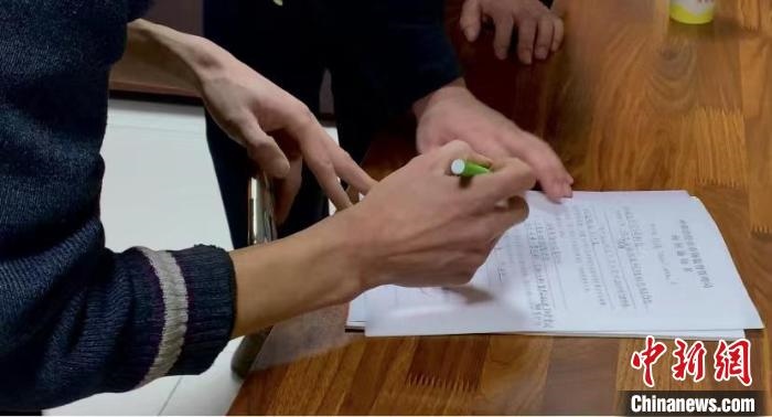 圖為現(xiàn)場下達詢問通知書?！±铈面?攝