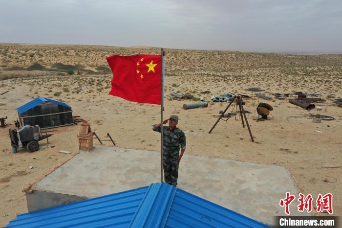 圖為每天升旗是謝寶民的必修課。　受訪者供圖