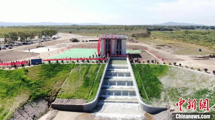 圖為生態(tài)補(bǔ)水現(xiàn)場(chǎng)?！》缎Э?攝