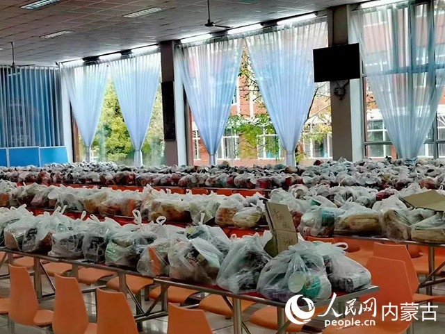 內(nèi)蒙古師范大學為返鄉(xiāng)學生準備午餐和路途上的方便食品。內(nèi)蒙古教育廳供圖