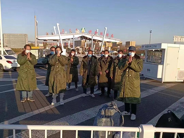 護(hù)送農(nóng)民工安全返鄉(xiāng)。賽罕區(qū)民政局供圖