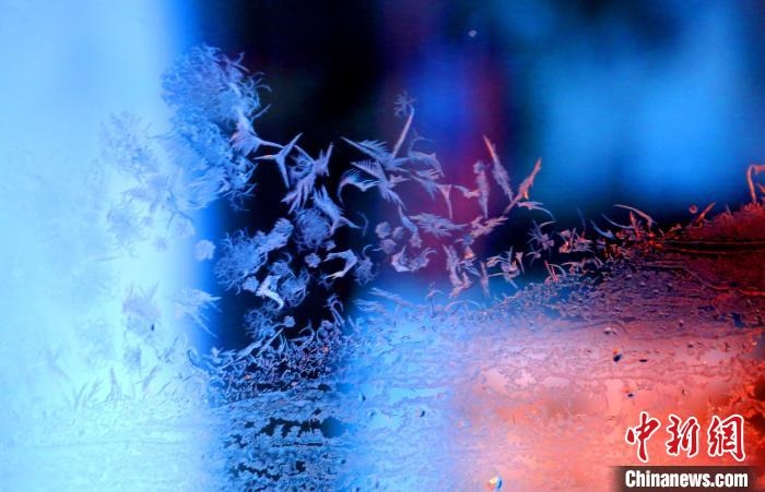 點(diǎn)點(diǎn)冰花像一個(gè)個(gè)小精靈。　孫書程 攝