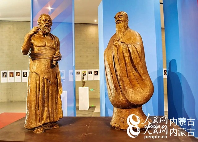 吳為山作品《神遇——孔子與蘇格拉底的對話》。實(shí)習(xí)生 楊光攝