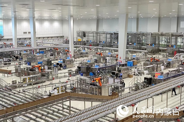 伊利健康谷液態(tài)奶生產(chǎn)基地。人民網(wǎng)記者 趙夢月攝