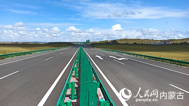 G1611經(jīng)棚至烏蘭布統(tǒng)高速公路項目。人民網(wǎng)記者 趙夢月攝