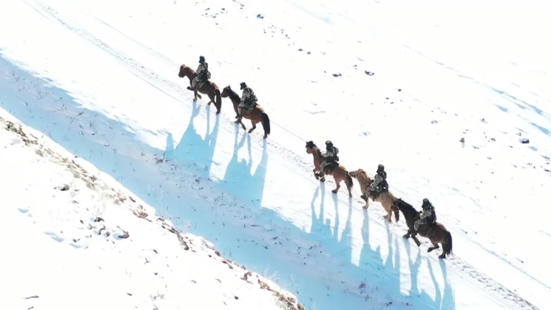 迎著朝陽在邊防線上巡邏的執(zhí)勤官兵。賴志強(qiáng) 攝.webp.jpg