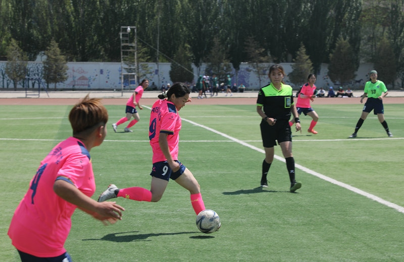 3.大學(xué)生足球聯(lián)賽本科組比賽現(xiàn)場，內(nèi)蒙古民族大學(xué)（粉色）對陣呼和浩特民族學(xué)院.JPG