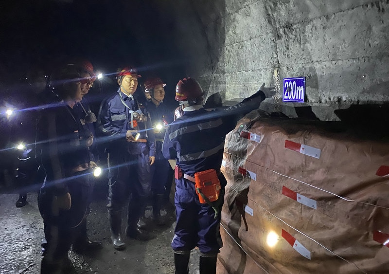 1635134583383154.jpg 井下查看安全隱患,確保安全生產(chǎn).jpg