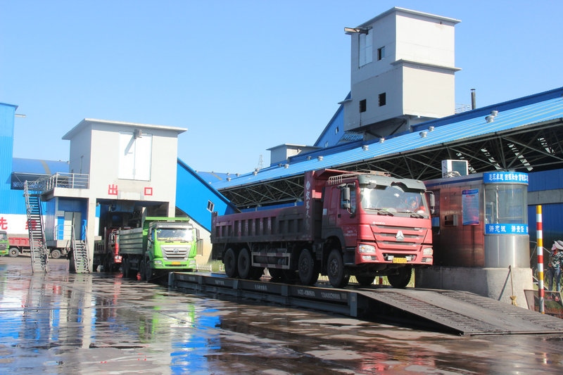 1635134602117580.jpg 石圪臺(tái)煤礦有序發(fā)運(yùn)煤炭.jpg