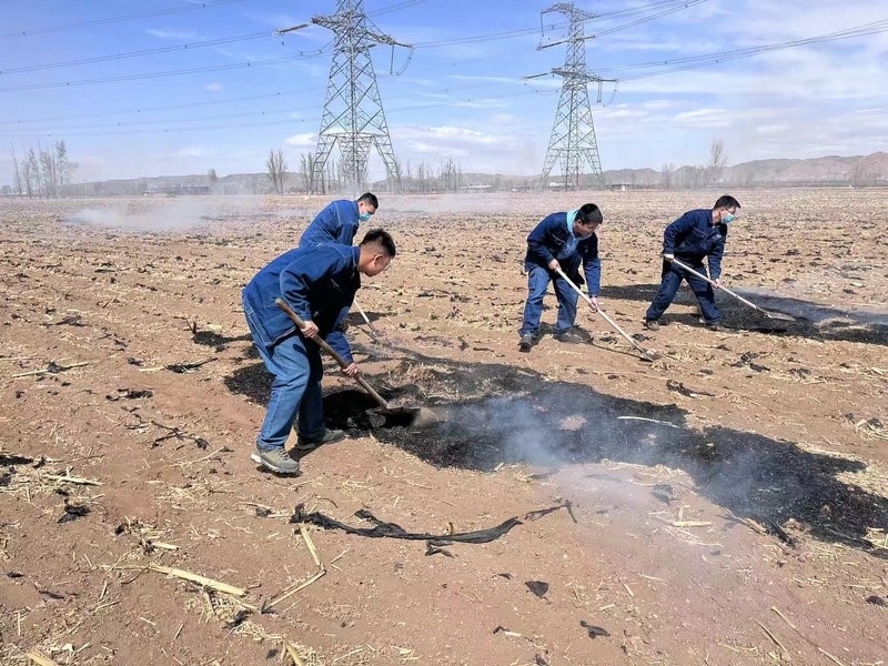 1649491883132512.jpg 運(yùn)行人員對秸稈進(jìn)行掩埋.jpg