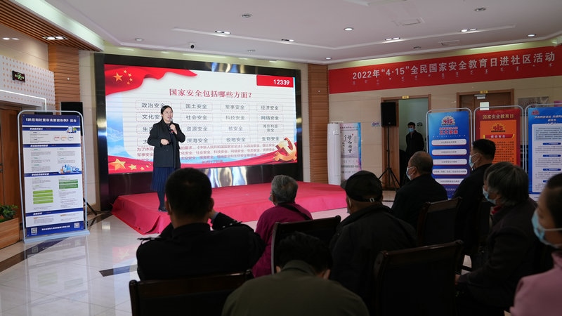 線下聯(lián)合各國家安全委員單位同步開展“國家安全進(jìn)社區(qū)”活動(dòng)，現(xiàn)場通過以國家安全知識(shí)問答為主線，穿插烏蘭牧騎演出、國家安全宣講、發(fā)放國家安全法律法規(guī)讀本等形式，圍繞什么是國家安全、國家安全包含哪些內(nèi)容、如何維護(hù)國家安全等方面，為社區(qū)老百姓開展宣傳宣講，同時(shí)作為現(xiàn)場“進(jìn)社區(qū)”活動(dòng)與線上直播活動(dòng)連線，把現(xiàn)場熱烈氣氛帶到網(wǎng)絡(luò)，與大家共同分享。 (4)_副本.jpg