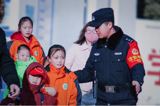 站好“護(hù)學(xué)崗”，守護(hù)“成長路”——南地公安持續(xù)開展護(hù)學(xué)行動494.png