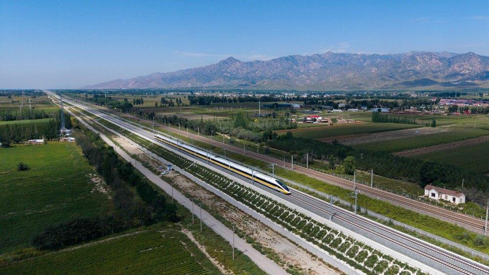 1766579309108242.jpg 圖為綜合檢測(cè)列車正在包銀高鐵包惠段進(jìn)行拉通試驗(yàn)(楊睿迪攝)1.jpg