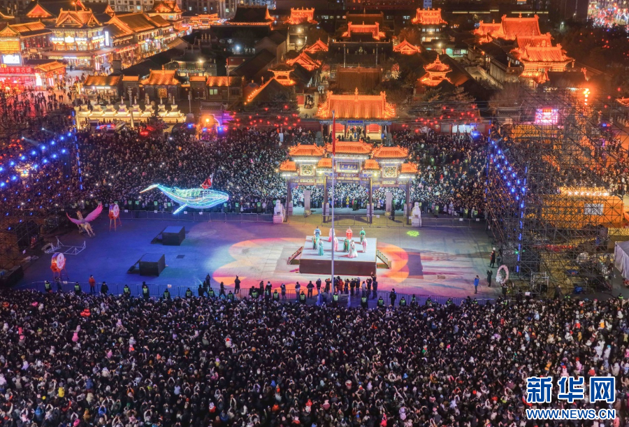 2025年12月31日晚，呼和浩特市玉泉區(qū)塞上老街旅游休閑街區(qū)跨年夜活動現(xiàn)場游人如織。新華網(wǎng)發(fā)（丁根厚 攝）.jpg