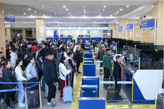 1767509753465388.png 20260104二連口岸移民管理警察為旅客辦理通關(guān)手續(xù)1.png