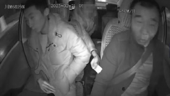 凌晨女子打車到江邊，并掏出百元大鈔給司機(jī)稱不用找了。資陽(yáng)公安供圖