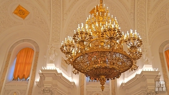 △喬治大廳內(nèi)燈光璀璨。（總臺國廣記者李晉拍攝）