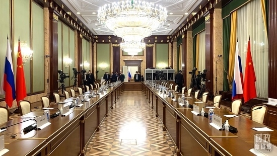 △俄羅斯聯(lián)邦政府大廈內(nèi)，習(xí)主席在這里會見俄羅斯總理米舒斯京。（總臺央視記者段德文拍攝）