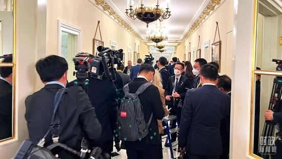  △等待進(jìn)入會場的新聞記者擠滿走廊。（總臺央視記者程鋮拍攝）