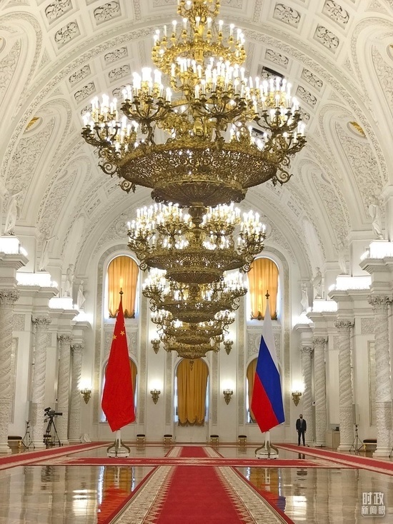 △克里姆林宮喬治大廳，習(xí)主席在這里同普京總統(tǒng)握手合影。（總臺央視記者石偉明拍攝）
