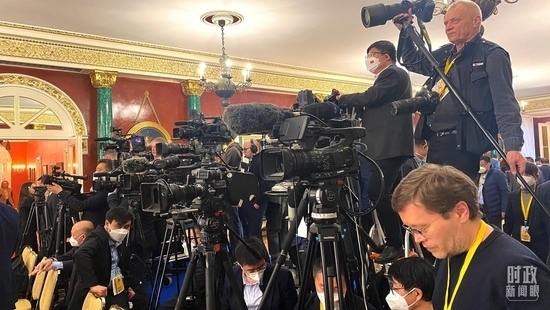 △等待中俄兩國元首共見記者的中外媒體同仁。（總臺央視記者段德文、李輝拍攝）