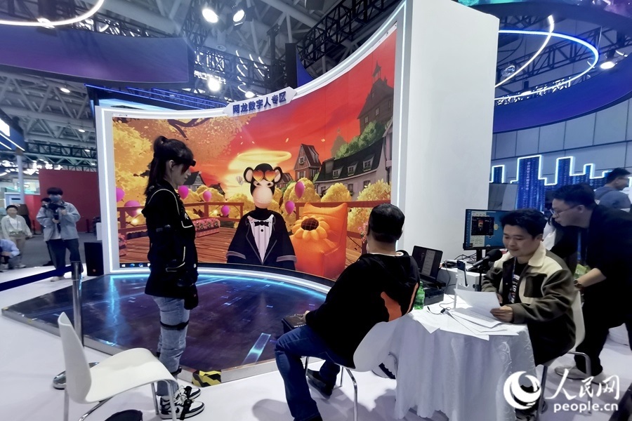 數(shù)字人主播“無聊猿”。人民網(wǎng) 葉青卿攝