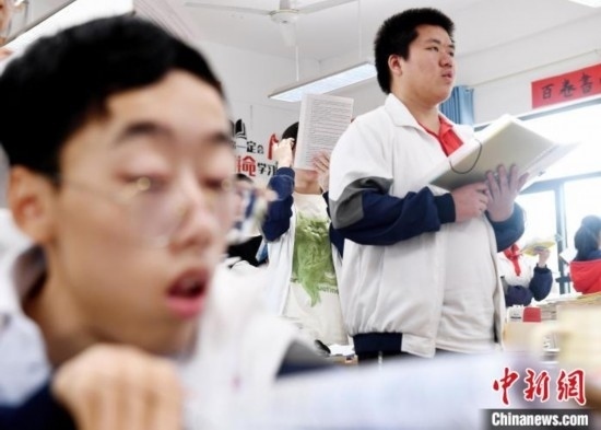 朱金祥(右)和鐘華強(qiáng)(左)正在加緊復(fù)習(xí)迎接高考。 卓忠偉 攝