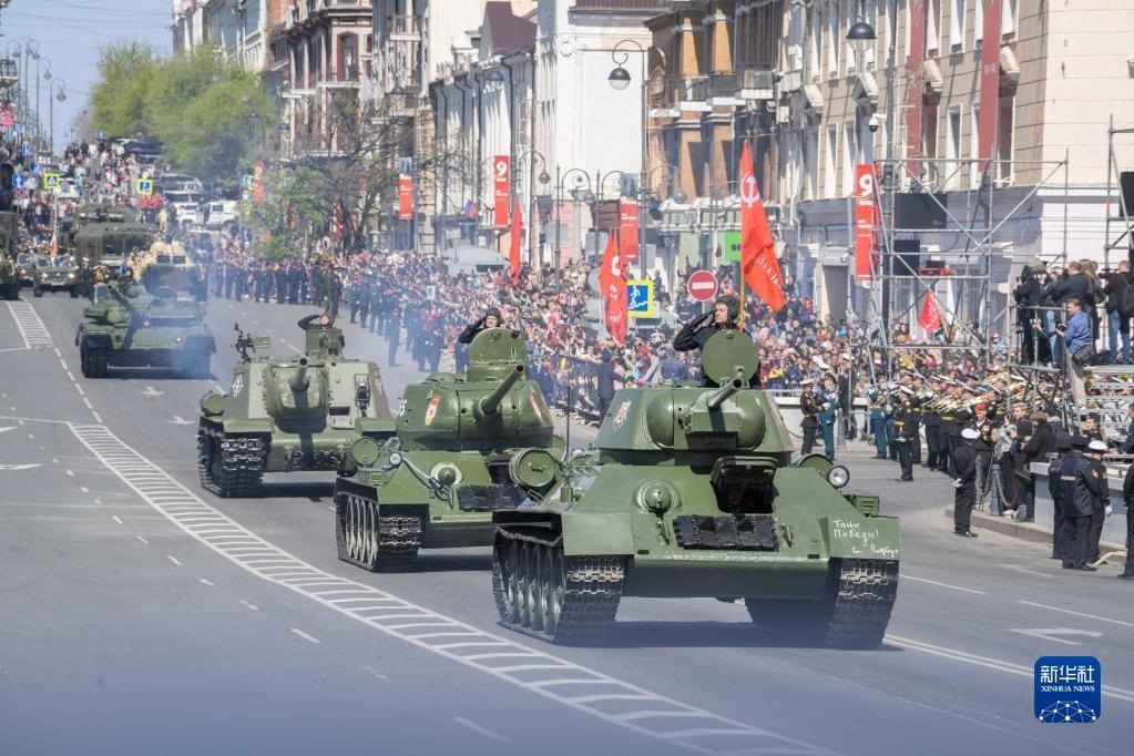 5月9日，在俄羅斯符拉迪沃斯托克市，坦克編隊(duì)參加閱兵式。新華社發(fā)（郭飛洲攝）