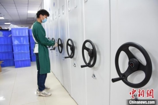 圖為鄭州大學(xué)人骨考古實驗室內(nèi)的骨骼標(biāo)本庫。王宇 攝