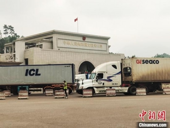 近日，位于中越邊境廣西憑祥市的友誼關(guān)口岸車(chē)水馬龍，裝載著東盟水果的跨境車(chē)輛來(lái)往不斷。黃艷梅 攝