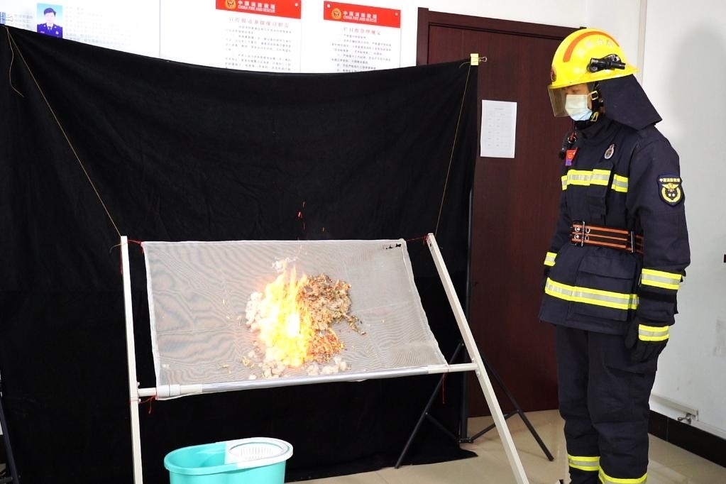 消防員在展示柳絮點燃實驗。 張少欣 攝