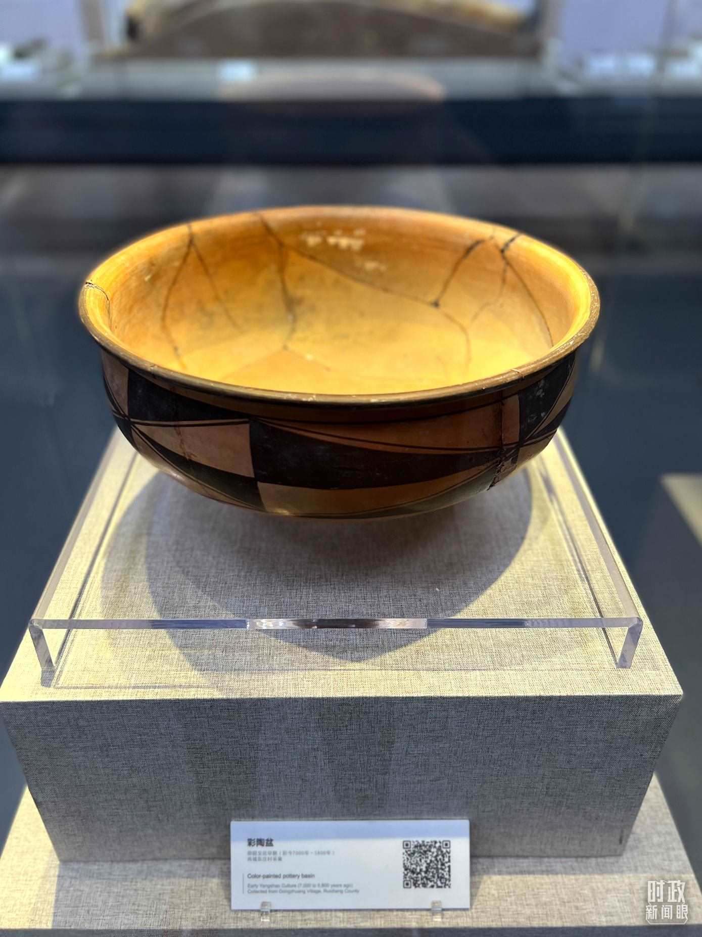 △運城博物館內(nèi)展出的仰韶文化早期的彩陶盆。（總臺央視記者邢彬拍攝）