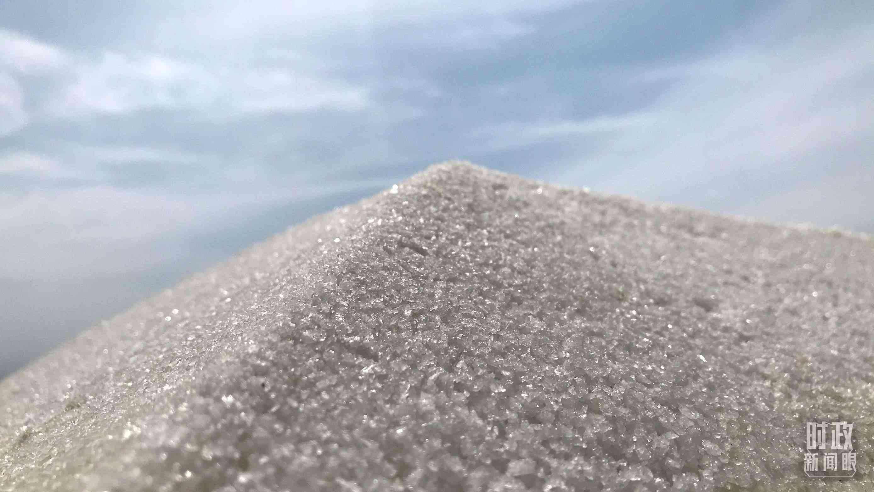 △鹽湖出產(chǎn)的河?xùn)|大鹽。（總臺央視記者石偉明拍攝）