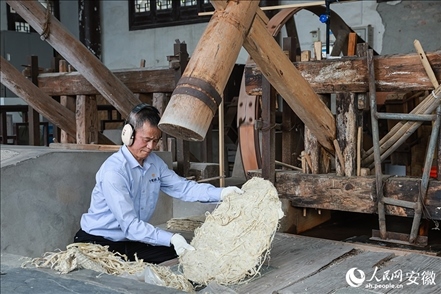 宣紙制作工藝——制簾。人民網(wǎng)記者 張俊攝