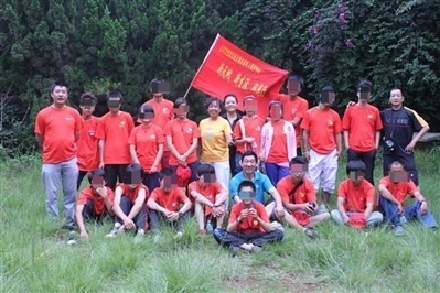 項目辦開展活動合影，喬海云（后排中，黑衣）和張月如（后排右一）