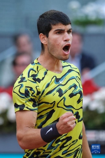 5月7日，阿爾卡拉斯在比賽中慶祝得分。當(dāng)日，在西班牙馬德里網(wǎng)球公開賽男單決賽中，西班牙選手阿爾卡拉斯以2比1戰(zhàn)勝德國選手施特魯夫，奪得冠軍。新華社記者 孟鼎博 攝