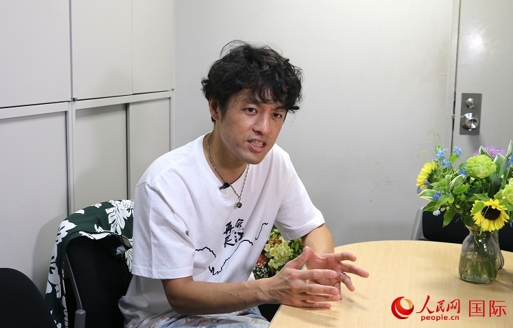 竹內亮接受人民網專訪。人民網 許可攝