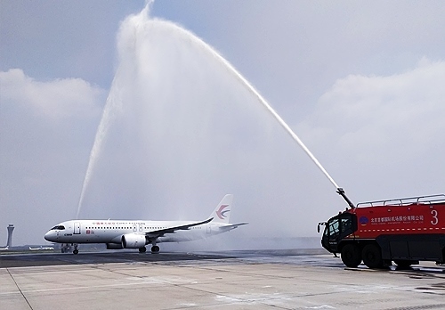 C919穿過象征民航最高禮儀的“水門”。東航供圖