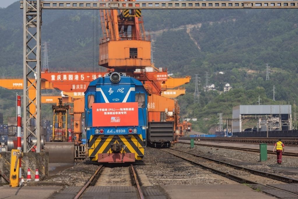 這是2023年4月27日，太平船務(wù)——西部陸海新通道江鐵海聯(lián)運非洲專列在重慶果園港魚嘴站等待發(fā)車。